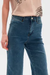 Pantalón de jean azul de corte recto y tiro alto.