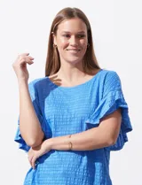 Blusa azul de algodón texturado, marca Ruby Rd. Manga corta con terminación amplia y cuello redondo.