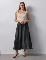 Falda larga de lyocell color celeste, con pretina ancha elastizada con lazo y bolsillos delanteros.