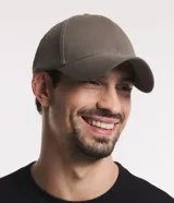 Gorro color gris oscuro, de algodón, con visera curva y ajuste trasero con hebilla metálica.