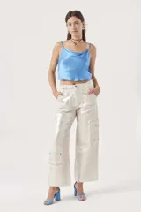 Blusa celeste de satén con breteles finos y escote drapeado.