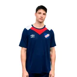 Remera deportiva Umbro de hombre, color azul marino, con cuello redondo y diseño en el pecho con un chevron rojo y detalles blancos en los hombros. Incluye el logo Umbro y el escudo del Club Nacional de Football.