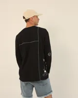 Remera blanca de manga larga con cuello redondo y estampado con dibujos en azul.