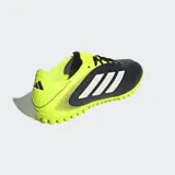 Championes de fútbol Adidas Copa Pure 3 Club para pasto sintético, color negro con detalles en amarillo neón y tres franjas blancas en el lateral. Poseen suela de caucho con tacos bajos.