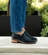 Zapato de cuero color marrón claro con taco de madera de 4cm y elástico en el empeine.