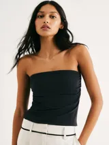 Top sin tirantes blanco, ajustado al cuerpo.