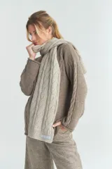 Bufanda marrón de tejido de punto industrial con diseño de ochos cruzados.