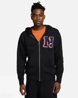 Campera negra con capucha y cierre frontal, con logo de Nike bordado en blanco en el puño izquierdo y una letra N grande en el pecho con borde naranja y relleno azul.