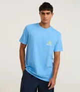 Remera de hombre, corte comfort, manga corta, color celeste con efecto desteñido y un pequeño estampado frontal de un sol sonriente.