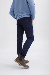 Pantalón de jean azul oscuro de corte skinny.