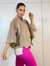 Chaqueta resistente de color camel, con botones frontales y bolsillos grandes.