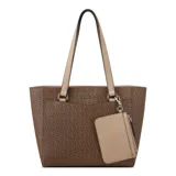 Cartera tote Guess modelo Lockwood Chica, color marrón con estampado del logo de la marca.