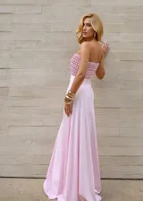 Vestido largo de fiesta color rosa, con corpiño tejido al crochet y falda de satén.