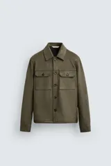 Sobrecamisa verde militar de corte regular, confeccionada en tejido efecto ante. Tiene cuello solapa, mangas largas con puños abotonados, bolsillos de parche con solapa en el pecho y bolsillos de ojal en la cadera. Cierre frontal con botones.