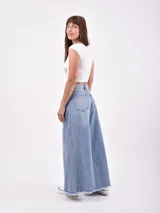 Remera roja de corte ajustado y mangas cortas.