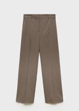 Pantalón de vestir marrón con estampado de cuadros pequeños, corte wideleg, tiro medio, bolsillos laterales y cierre frontal oculto con botón, gancho y cremallera.