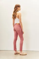 Pantalón de jean color rosa gastado, de tiro medio, calce estrecho y largo al tobillo.
