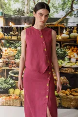 Top marrón de lino con cartera asimétrica y botones de madera. Tiene ojales bordados con frutitas.