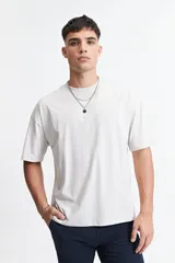 Remera verde militar de manga corta con corte boxy y cuello redondo.