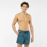 Short de baño azul con estampado de lunares blancos y cordón ajustable en la cintura.