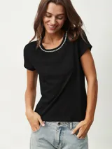 Remera blanca de algodón con cuello redondo y detalle de strass plateado.