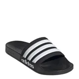 Chanclas Adidas Adilette Shower negras con tres tiras blancas.