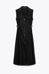 Vestido midi negro de lino, sin mangas, con cuello solapa, escote pico, botones frontales y trabillas con hebillas en la cintura.