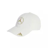 Gorra Adidas Motorsport color blanco, con logo de Mercedes Benz bordado en dorado en el frente y logo de Adidas bordado en dorado en la visera.