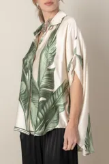 Camisa italiana color natural con estampado de hojas de palma en tonos marrones. Corte holgado, talle único.