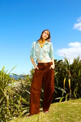 Pantalón de gamuza color marrón, de corte holgado y modelo barrel.