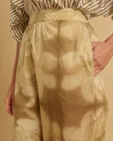 Pantalón de cintura normal con cinturilla elástica en la parte trasera y corte holgado.