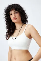 Top negro sin costuras, de breteles finos y terminación acanalada.