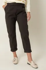 Pantalón recto fucsia, confeccionado en algodón y spandex italiano, con cuatro bolsillos.