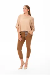 Pantalón capri color camel con cintura plisada, bolsillos delanteros y cinturón estampado con animal print.