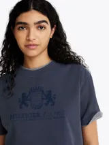 Remera azul marino de algodón con cuello redondo y corte amplio. Estampado frontal con el logo de Tommy Hilfiger.