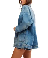 Campera de jean celeste de corte holgado con cuello clásico, cierre con botones y cuatro bolsillos frontales.