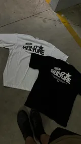 Remera negra de manga corta con estampado frontal de la marca "Cold Culture" en color blanco.
