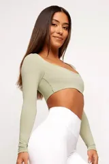 Top deportivo color verde oliva, de manga larga y escote cuadrado.