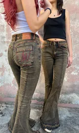 Pantalón de jean corte oxford color gris oscuro con pespuntes rojos.