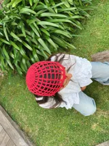 Gorro tipo casquete rojo tejido al crochet con diseño calado.