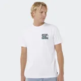 Remera negra de manga corta con cuello redondo y un pequeño estampado gráfico en el pecho izquierdo con el logo de Rip Curl y texto relacionado con el surf.