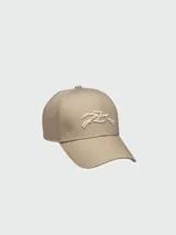 Gorra de béisbol color crema con logo bordado en verde en el frente.