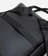 Mochila deportiva grande color negro, confeccionada en material sintético. Posee correa de mano y asas para la espalda, bolsillos funcionales y cierre por cremallera.