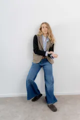 Blazer gris a cuadros con mangas largas negras.