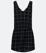 Mono corto negro con estampado de cuadrillé blanco, escote en V y tirantes anchos.