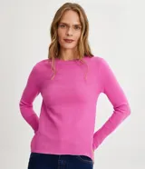 Blusa de punto rosa con textura acanalada, cuello redondo y mangas largas.