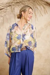 Blusa con cuello mao y mangas abullonadas.