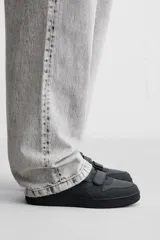 Zapatillas deportivas negras con triple cierre adherente, combinación de piezas en el corte y suela con ligero volumen. Diseño de inspiración retro.