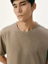 Remera celeste de tela flamé con cuello redondo y mangas cortas.