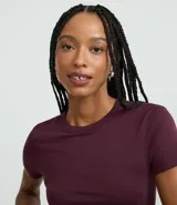 Blusa cropped de manga corta, cuello redondo, color marrón oscuro, confeccionada en tejido Rib.